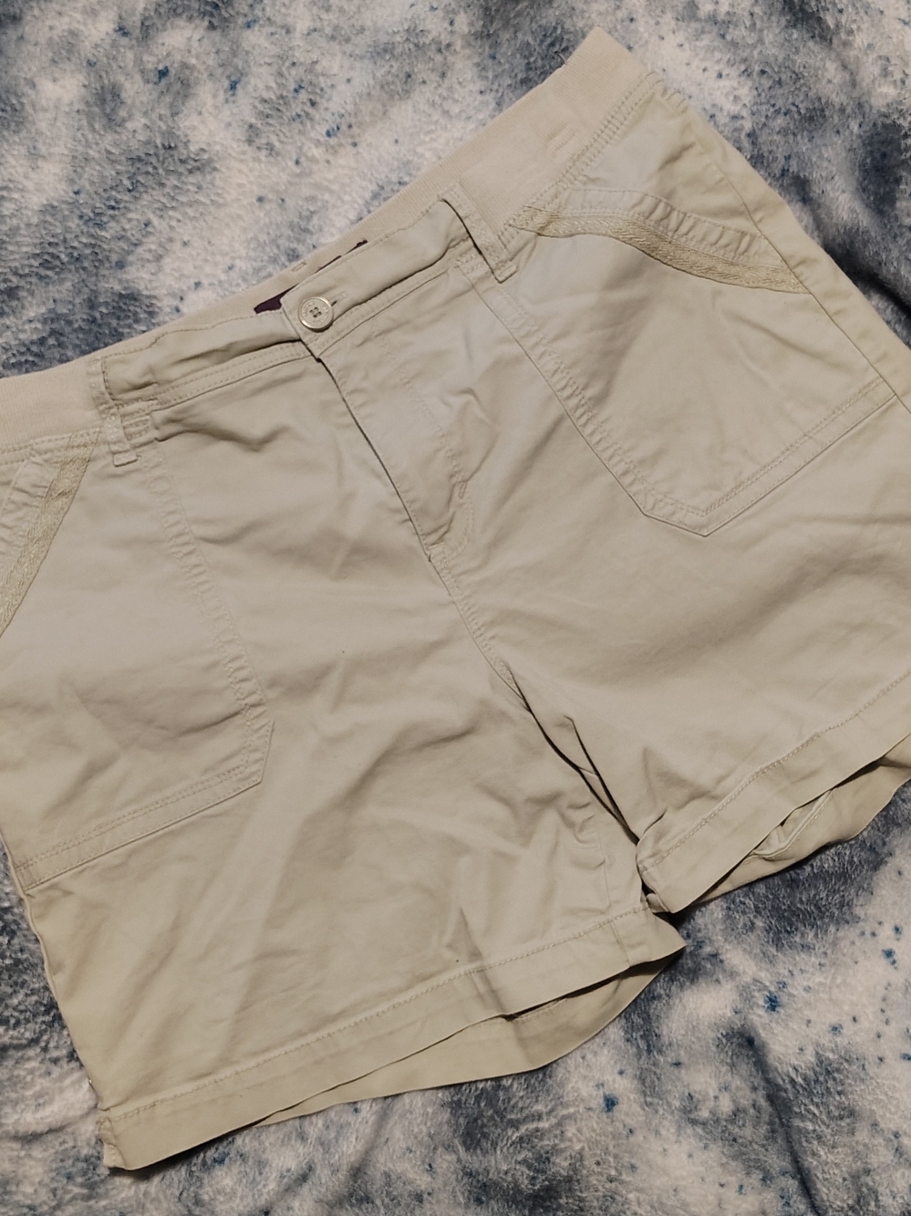 Gloria Vanderbilt Cream Cuff Shorts